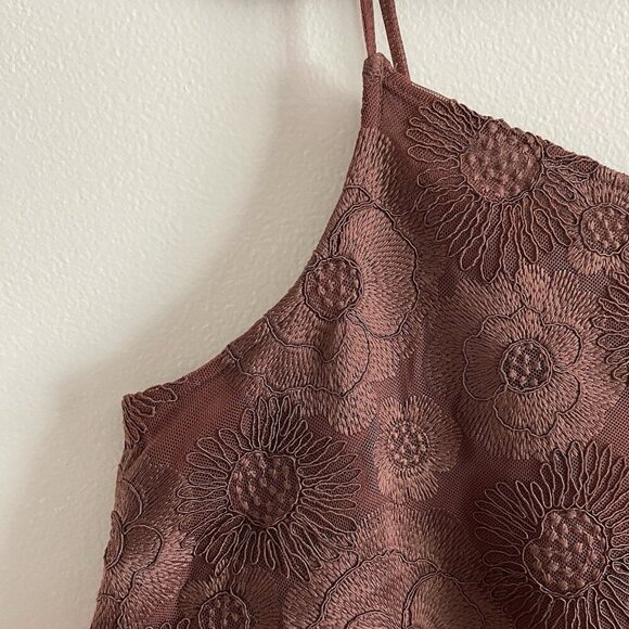 Express Women L Brown Flowy Embroidered Floral Mesh V-Neck Cami Top NWOT - Picture 4 of 7